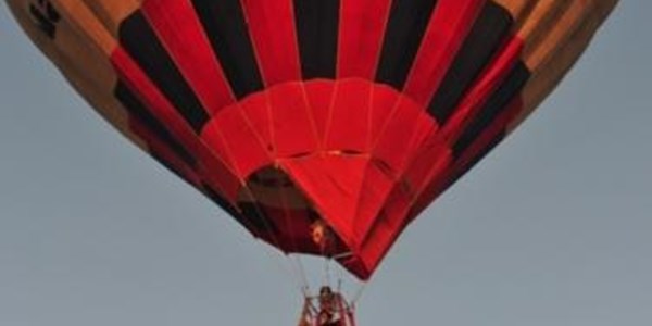 Two pilots cross Pacific Ocean in helium balloon | News Article