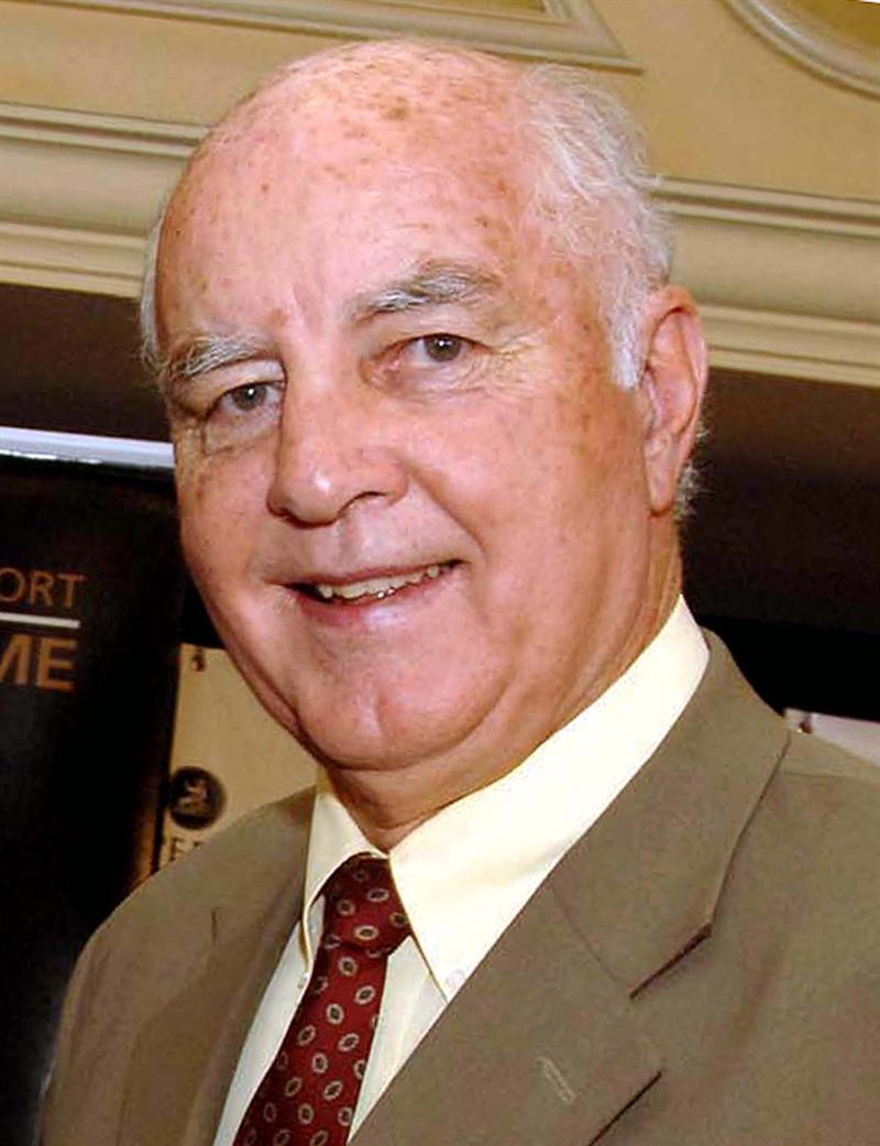 Bob Hewitt's wife stands by him | OFM