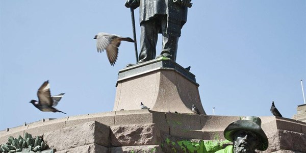 Sunette Bridges to chain herself to Paul Kruger statue Sunette Bridges to chain herself to Paul Kruger statue | News Article