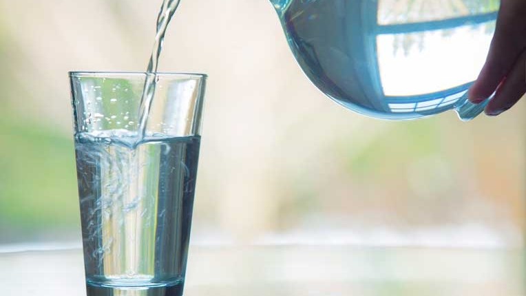 Eenvoudige maniere om meer water te drink Eenvoudige maniere om meer water te drink | News Article
