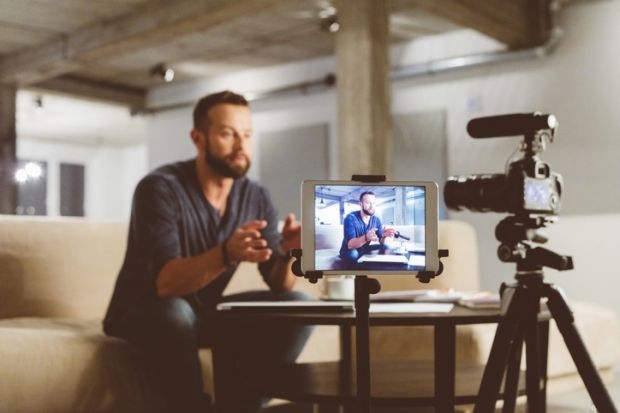 #OFMBusinessHour - Should you quit your job and become a content creator full time? | News Article