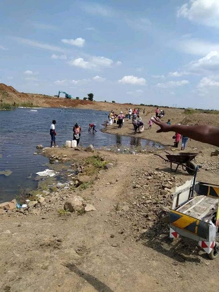 matjhabeng-residents-use-dam-water-ofm