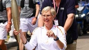 Gewese Suid-Afrikaner dra Olimpiese fakkel in Frankryk vir kankerlyers Gewese Suid-Afrikaner dra Olimpiese fakkel in Frankryk vir kankerlyers | News Article