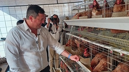 Steenhuisen beklemtoon vroue se rol in landbou tydens besoek aan Bloemfonteinse skool | News Article
