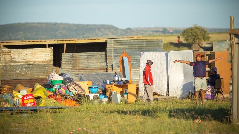 Bloemfontein land grab: Erected shacks remain for now – VIDEOS, PHOTO GALLERY | News Article