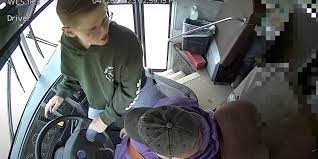Weird Wide Web - Graad 5-leerder red bus vol studente | News Article