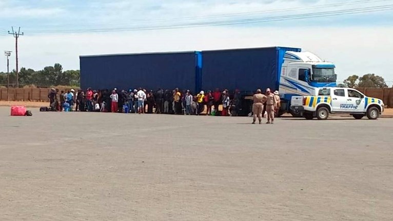 Vragmotoreienaar in sop oor onwettige immigrante op sleepwa Vragmotoreienaar in sop oor onwettige immigrante op sleepwa | News Article