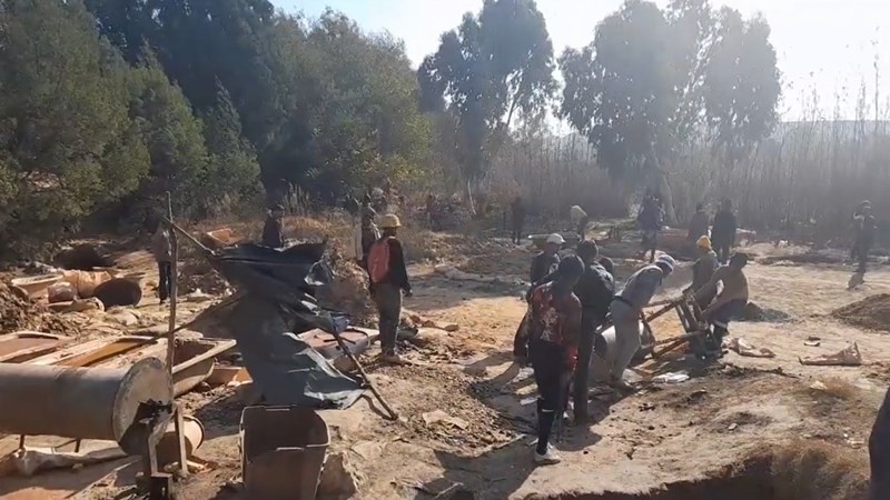 Kagiso residents block illegal mine holes in search for #ZamaZamas | News Article