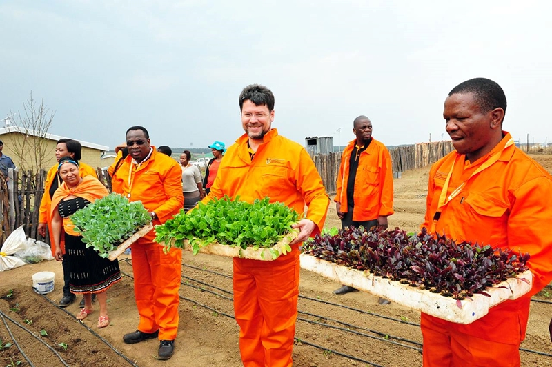 Regering verleng 67 000 gemeenskapswerkers se kontrakte | News Article