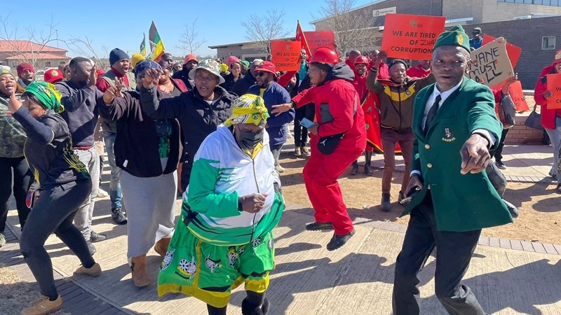 EFF, DA put bittersweet relationship into perspective – VIDEOS EFF, DA put bittersweet relationship into perspective – VIDEOS | News Article
