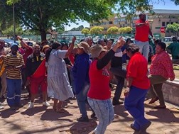 Cosatu backs SAMWU workers' strike against Matjhabeng | News Article