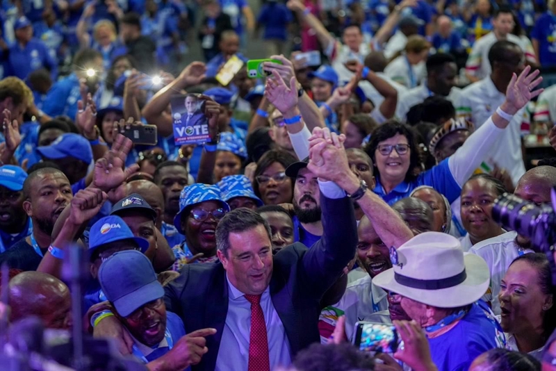 Steenhuisen herkies as DA-leier | News Article