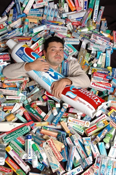 Weird Wide Web – Tandarts spog met vreemde versameling | News Article