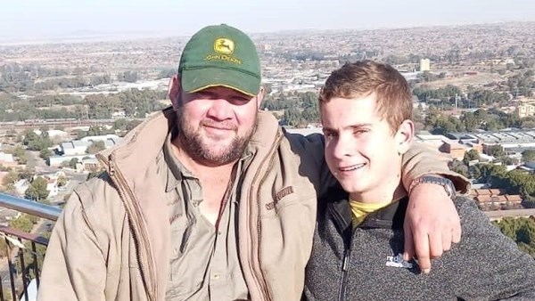 Oud-Springbok haker se pa sterf ná aanval op kleinhoewe | News Article