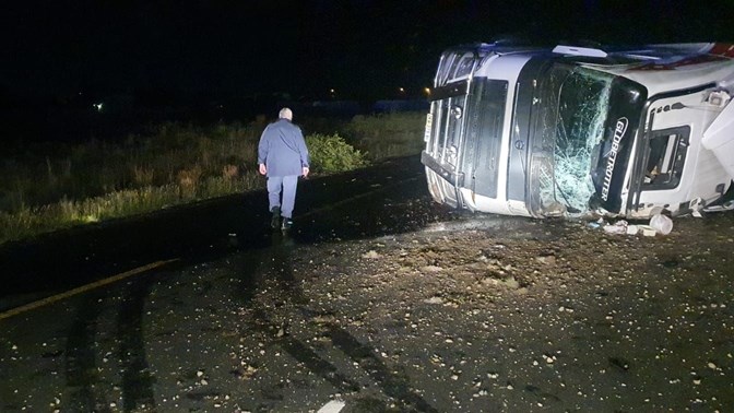 Vragmotor slaan om; lei tot verkeersknoop Vragmotor slaan om; lei tot verkeersknoop | News Article