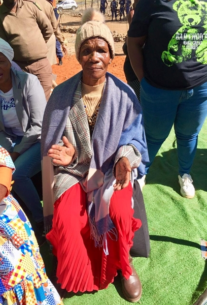 Gevangenes in Noord-Kaap bou huis vir swaksiende vrou  | News Article