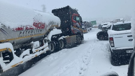 Nóg paaie in Sentraal-Suid-Afrika weens sneeu gesluit – VIDEO, FOTO’S | News Article