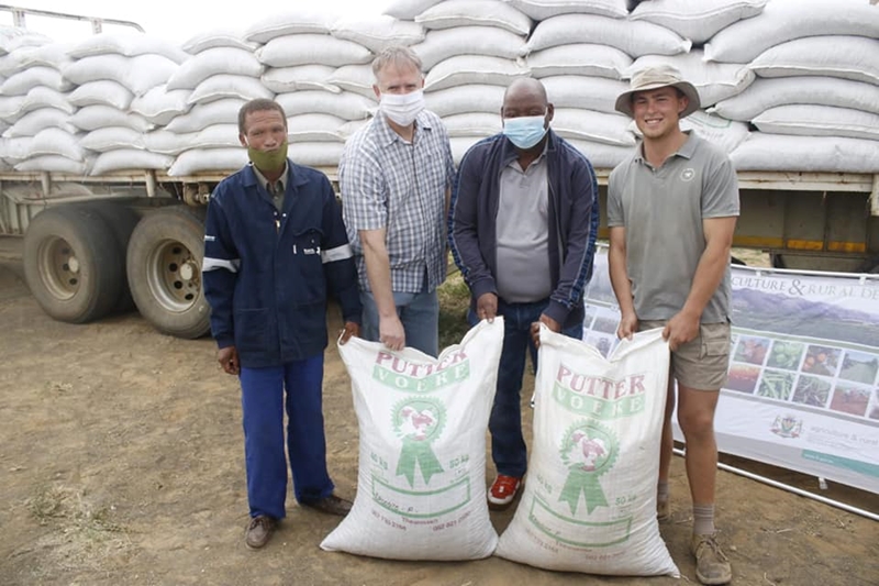 MEC hands over feed to #fire affected farmers in Edenburg  | News Article
