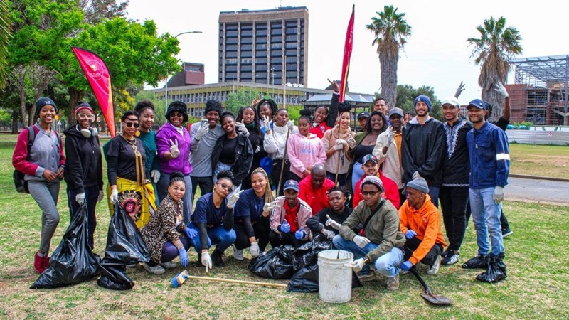 Sol Plaatje students, community clean up for Heritage Month | News Article