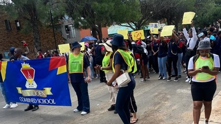 Skool in Bloemfontein vra polisie se hulp om leerders veilig te hou Skool in Bloemfontein vra polisie se hulp om leerders veilig te hou | News Article
