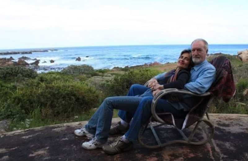 Skelms vra geld op Marius Weyers se vals Facebook-profiel | News Article