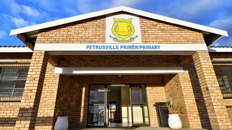 950 leerders opgewonde oor splinternuwe Primêre Skool Petrusville | News Article