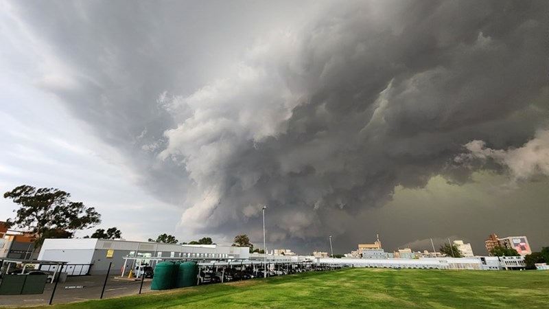 Een sterfte, beserings aangemeld ná ontwrigtende storm in Bloemfontein | News Article