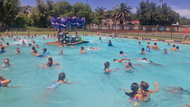 Wat doen Possies se hoof heeldag op ’n vlot?  | News Article