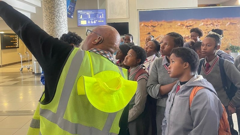 Airport tours spark next generation of aviation experts | News Article