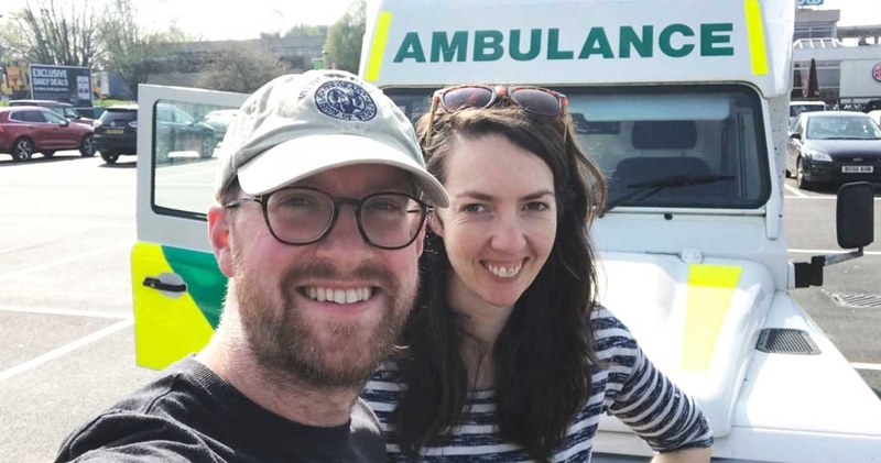 Weird Wide Web: Britse egpaar reis om die wêreld - in 'n ambulans | News Article