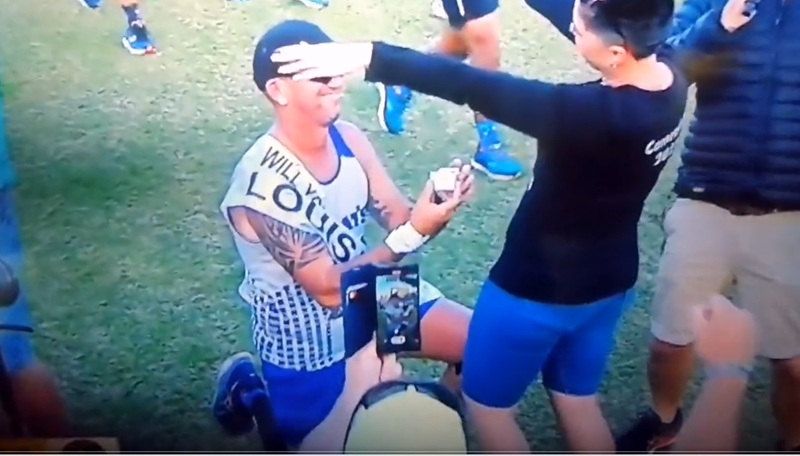 Sy het ja gesê! Comrades-atleet op sy knieë ná wenstreep – VIDEO | News Article