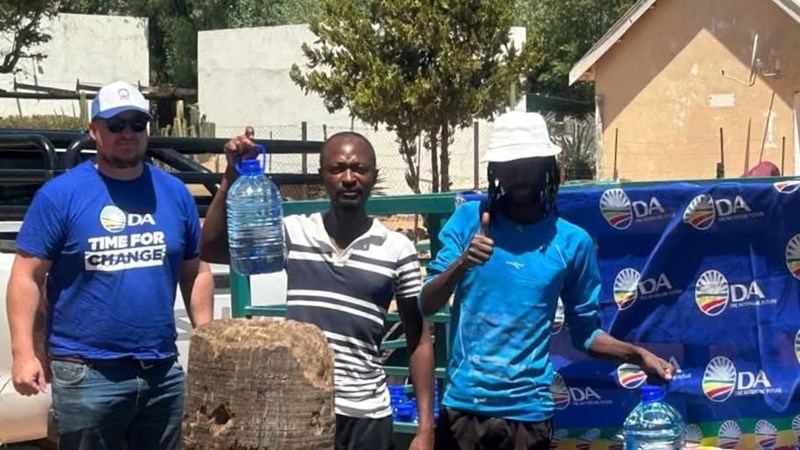 ‘Onmenslik’ sonder water in Olifantshoek se versengende hitte ‘Onmenslik’ sonder water in Olifantshoek se versengende hitte | News Article