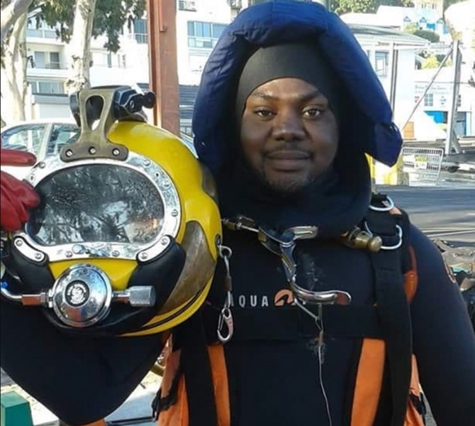 Nigeriese man oorleef drie dae onder water nadat boot omslaan | News Article