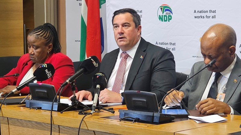 Steenhuisen waarsku boere opnuut oor bek-en-klouseer Steenhuisen waarsku boere opnuut oor bek-en-klouseer | News Article