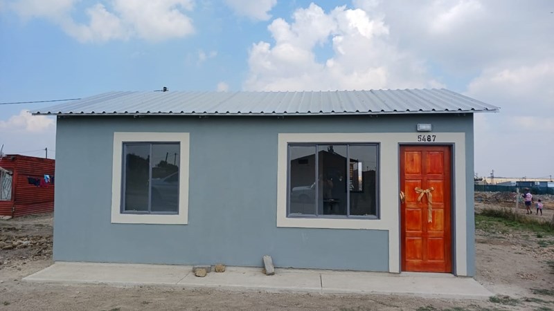 Ten newly built houses handed over to Metsimaholo residents | News Article