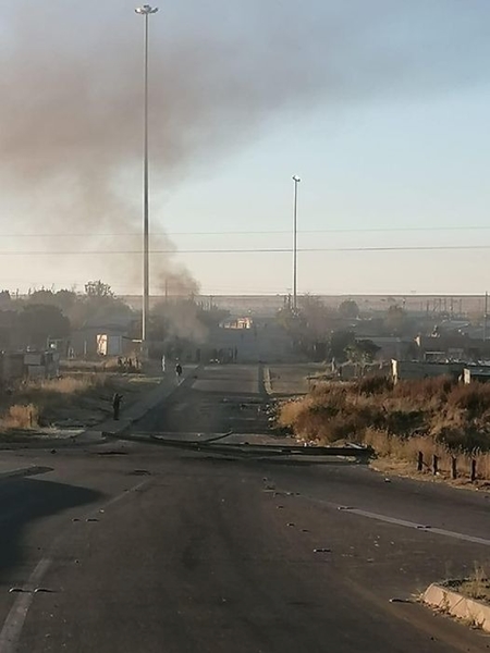 Motorists warned – Mmamahabane residents continue protests | News Article