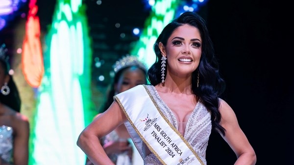 Oud-Bloemfonteiner reik na Mev. SA-kroon Oud-Bloemfonteiner reik na Mev. SA-kroon | News Article
