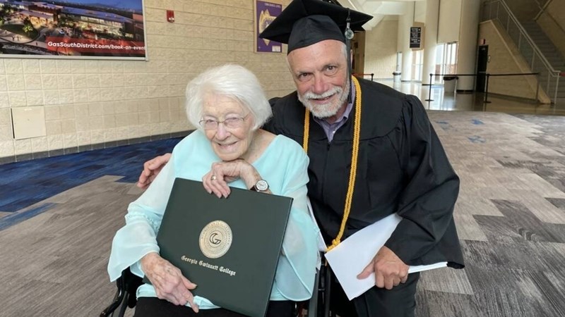 Feel Good Friday – Man (72) vang graad!  | News Article