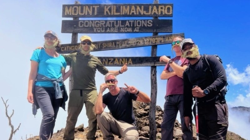 Weird Wide Web - Kilimanjaro-klimmers samel geld in vir reddingspanne | News Article