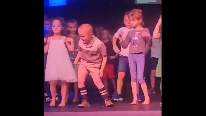 Klein Kwagga steel kollig voor sussie se danskonsert – VIDEO Klein Kwagga steel kollig voor sussie se danskonsert – VIDEO | News Article