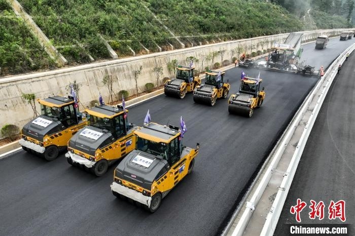 Weird Wide Web – China herstel snelweg sonder om verkeer te ontwrig
