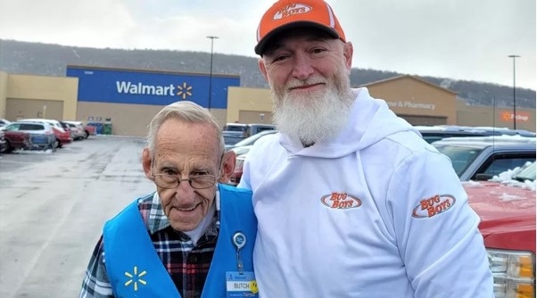 Weird Wide Web: Samaritaan help 82-jarige om af te tree | News Article