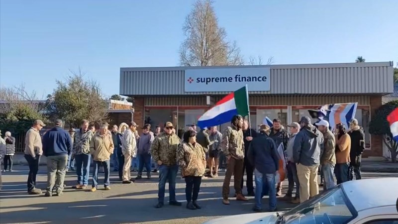Valke, polisie ontbied na hof vir ondersteuning Valke, polisie ontbied na hof vir ondersteuning | News Article