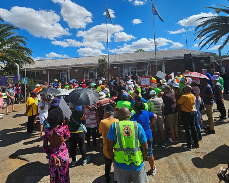 Inwoners van Heidedal ontevrede oor diens by polisiekantoor | News Article