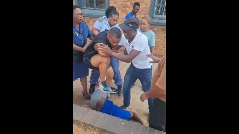 Rustenburg: Polisiebeampte ondersoek ná beweerde aanranding op inwoner | News Article