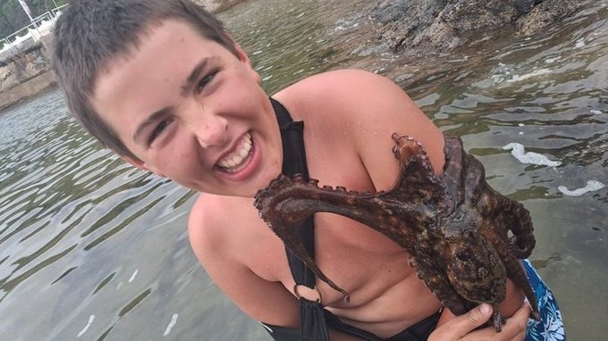 Potchefstroom se ‘Ben Grylls’ ontmoet seekat in Heroldsbaai Potchefstroom se ‘Ben Grylls’ ontmoet seekat in Heroldsbaai | News Article