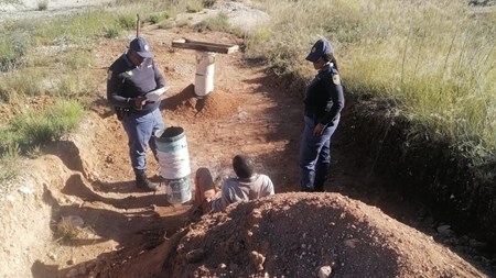 Twee vas vir onwettige mynbou by Noord-Kaapse myn Twee vas vir onwettige mynbou by Noord-Kaapse myn | News Article