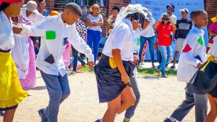 Noord-Kaap skud vere reg vir Kalahari-feesnaweek | News Article