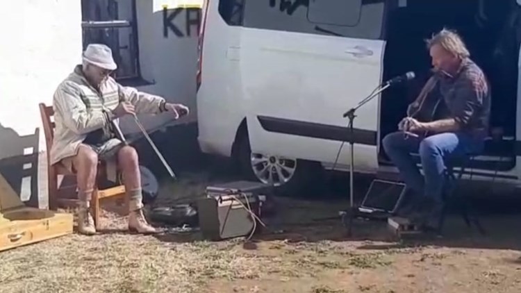 Die saagmaestro van Philippolis springlewendig op 83                                    | News Article