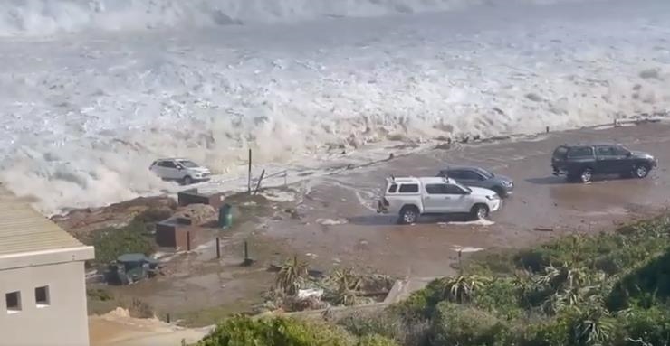 Golwe van springgety tref verskeie kusdorpe - VIDEO | News Article